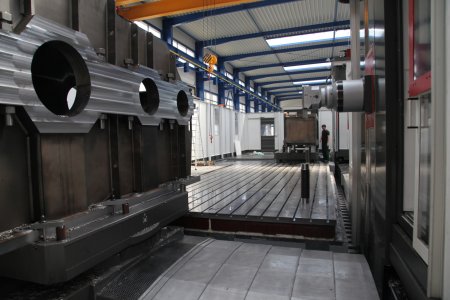 CNC metal worker - Foto